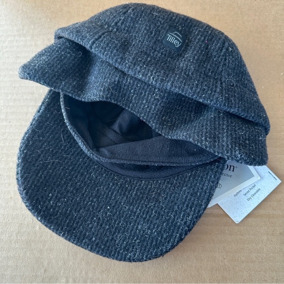 NEW.The Tilley Winter Cap, vintage. Wool and fleece. Gray, textured. - Picture 5 of 13